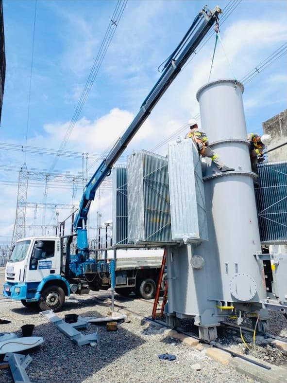 Guindaste em operação de içamento em campo