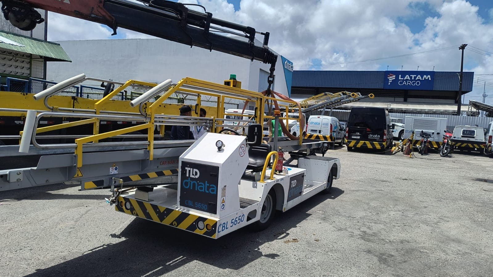Operação integrada de içamento e transporte